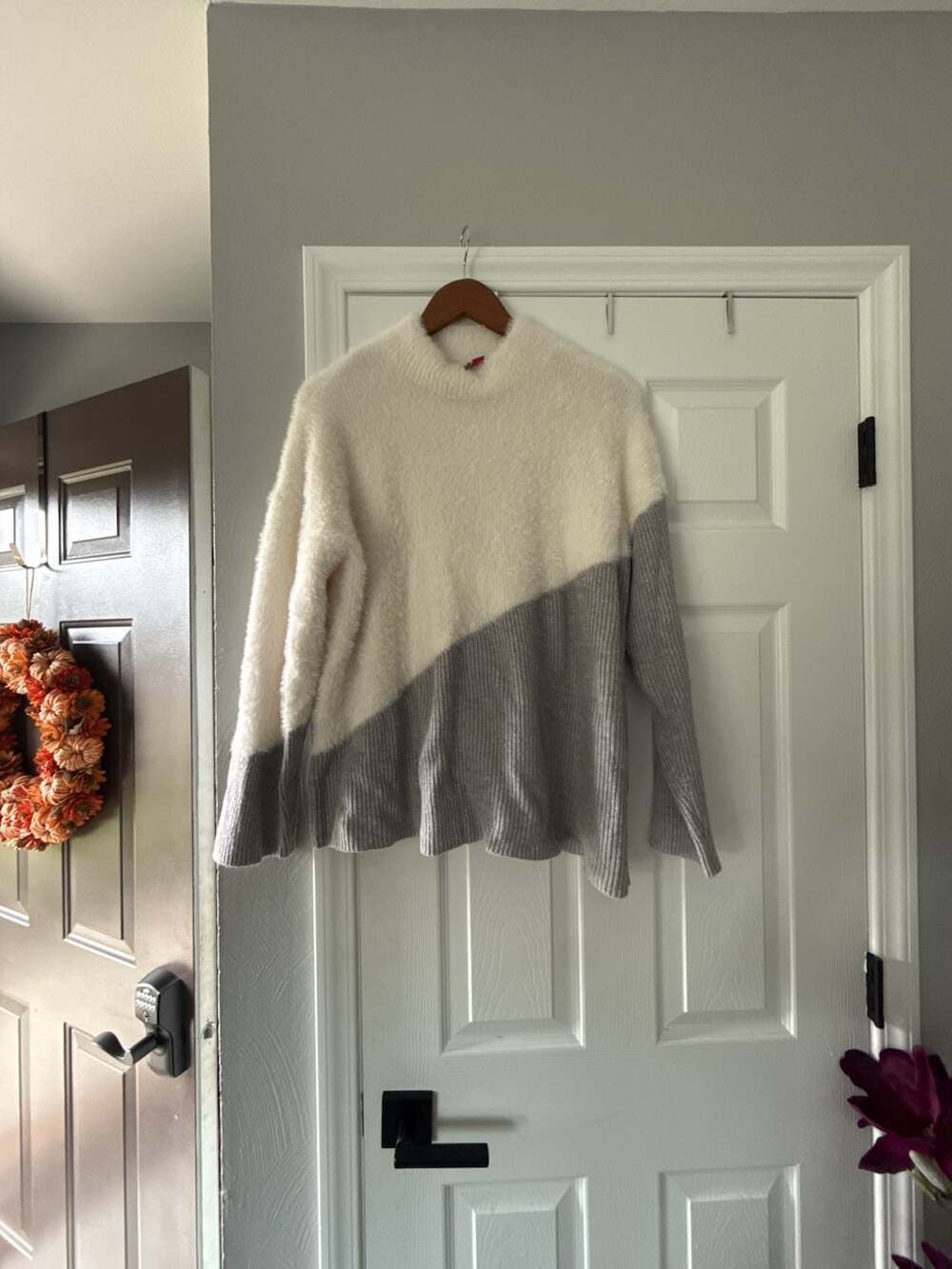 Vince Camuto Colorblock Fuzzy Sweater Size L White Gray Mock Neck